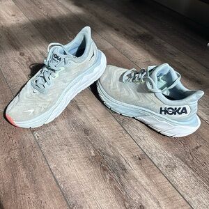 Women’s Hoka Arahi 6 sz. 7 1/2 W shoes